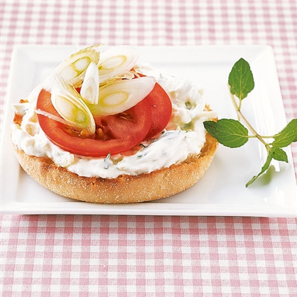 Geröstete Brote mit Frühlingszwiebelquark