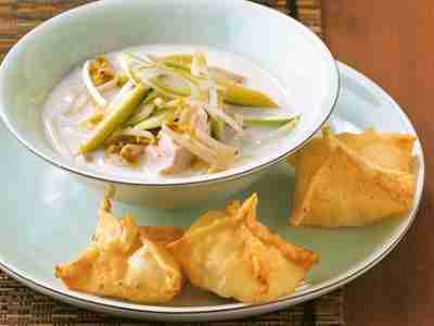 Zitronengrassuppe mit Topfen-Wan-Tans