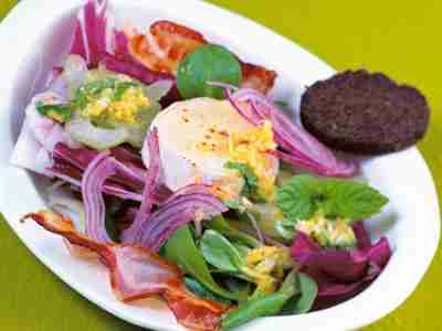 Blattsalate mit geschmolzenem Ziegenkäse, Speck und Minzvinaigrette