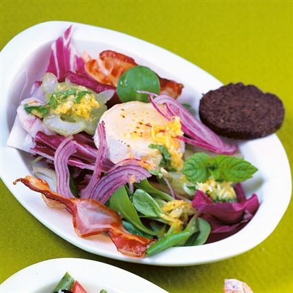 Blattsalate mit geschmolzenem Ziegenkäse, Speck und Minzvinaigrette