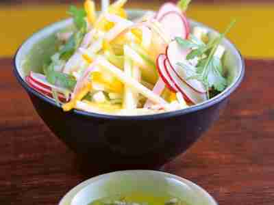 Knackiger Salat mit Käse und Putenschinken