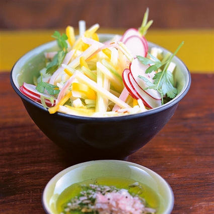 Knackiger Salat mit Käse und Putenschinken