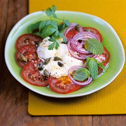 Tomatensalat mit gegrilltem Schafkäse