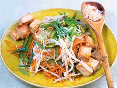 Sprossensalat mit Tofu und Sesam-Kokos-Streuseln