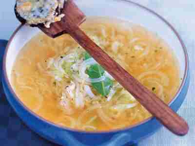 Zwiebel-Lauch-Suppe mit Käsetalern
