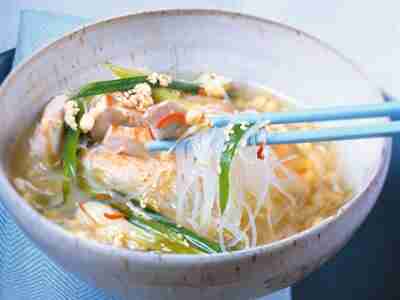 Low Carb Asia-Suppe mit Hähnchenfleisch