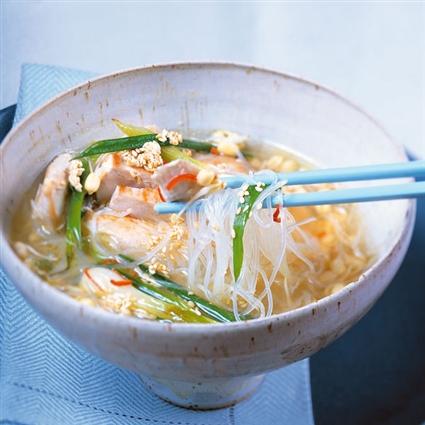 Low Carb Asia-Suppe mit Hähnchenfleisch