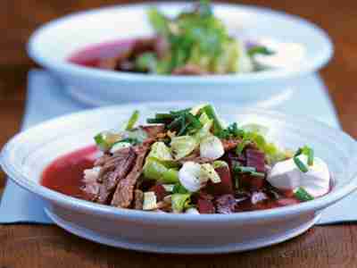 Rote Kohlsuppe mit Steakstreifen