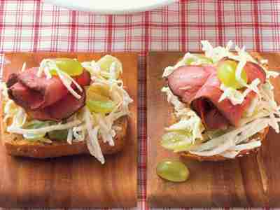 Roastbeef-Sandwich mit Sellerie und Trauben