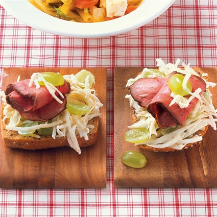 Roastbeef-Sandwich mit Sellerie und Trauben