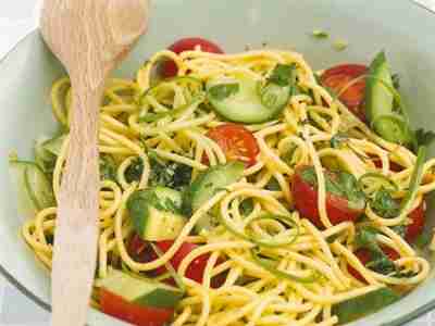 Spaghettisalat mit Zucchini und Zitrone