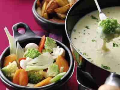 Käsefondue mit Kartoffeln und Gemüse