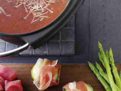 Fleischfondue mit Tomatenbrühe