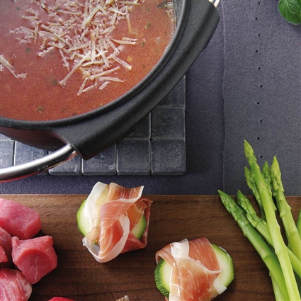 Fleischfondue mit Tomatenbrühe
