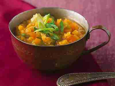 Vegetarische scharfe Linsensuppe