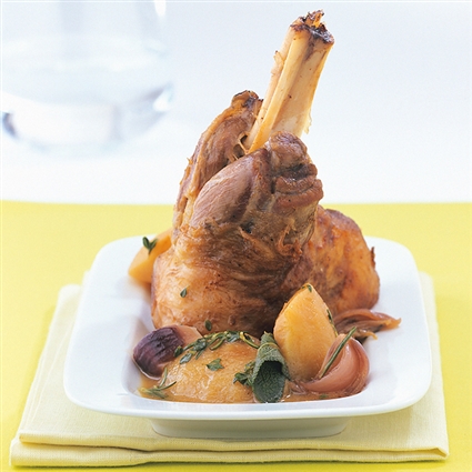 Lammhaxen auf Kräuteräpfeln