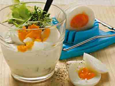 Eiersalat mit Gurken und Kresse