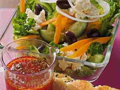 Griechischer Salat mit Tomatensauce