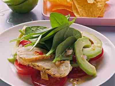 Avocado-Tomaten-Salat mit Hähnchenbrust