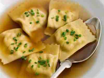 Waldpilzsuppe mit Walnuss-Ravioli