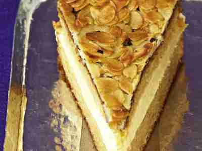 Bienenstich mit Puddingcreme
