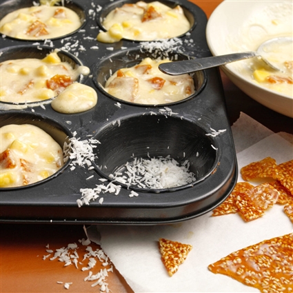 Kokos-Muffins mit Sesam und Mango