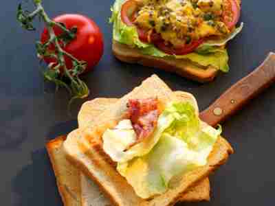 Indian-Club-Sandwich mit Ei und Bacon