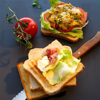 Indian-Club-Sandwich mit Ei und Bacon