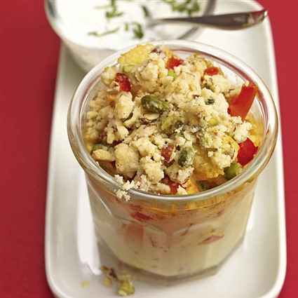 Gemüse-Curry-Crumble mit Joghurtsauce