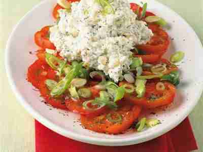 Tomaten-Zwiebel-Salat mit Kräuterkäse