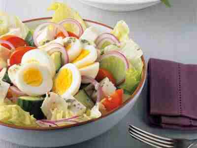 Griechischer Salat mit Ei