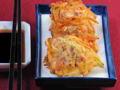 Japanische Pfannkuchen mit Hackfleisch