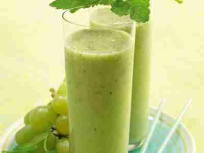 Trauben-Smoothie mit Melisse-Pesto