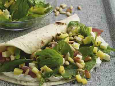 Spinat-Wraps mit Mango und Schinken