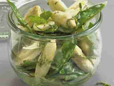 Zuckerschoten-Spargel-Salat mit Orangen-Joghurt Dressing