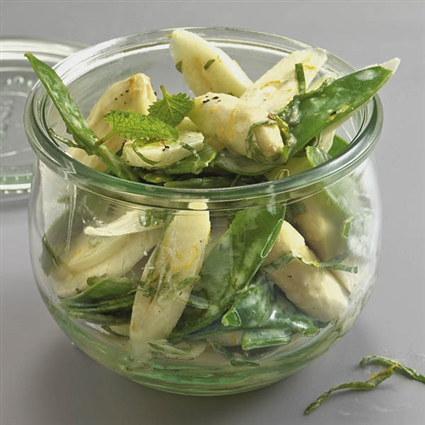 Zuckerschoten-Spargel-Salat mit Orangen-Joghurt Dressing
