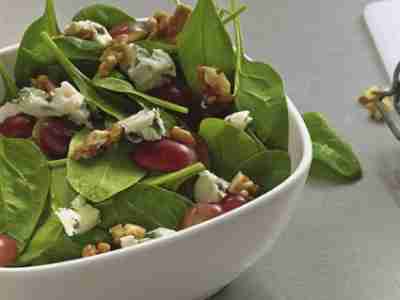 Spinatsalat mit Roquefort und Trauben