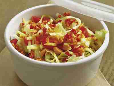 Scharfer Spitzkohlsalat mit Erdnüssen