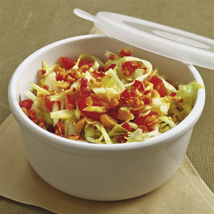 Scharfer Spitzkohlsalat mit Erdnüssen