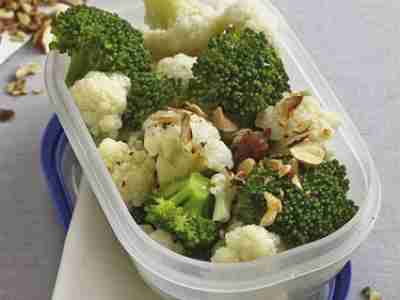 Blukkoli-Salat mit Haselnuss-Dressing