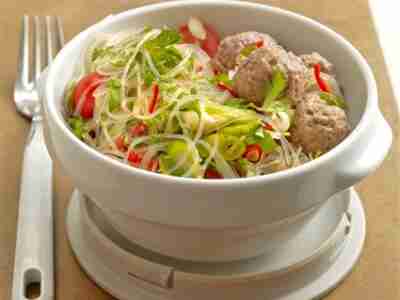 Glasnudelsalat mit Fleischbällchen