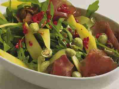 Rucola-Mango-Salat mit Bündner Fleisch