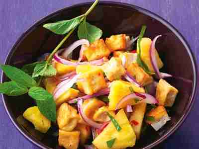 Ananas-Tofu-Salat mit Zwiebeln und Minze