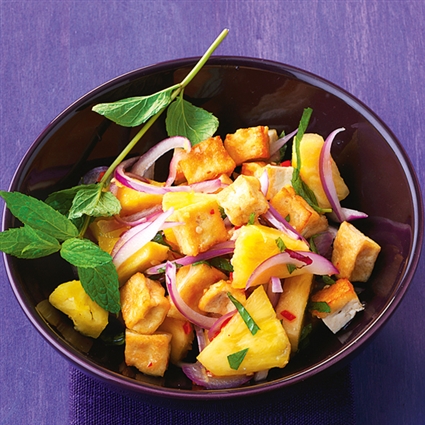 Ananas-Tofu-Salat mit Zwiebeln und Minze