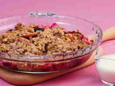 Zwetschgen-Ingwer-Crumble mit Vanillesauce