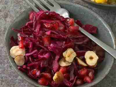 Rotkohlsalat mit Granatapfel und Haselnüssen