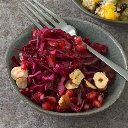Rotkohlsalat mit Granatapfel und Haselnüssen