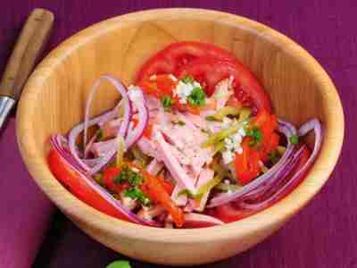 Wurstsalat mit Gurken und Paprika