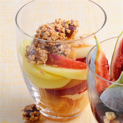 Pfirsich-Apfel-Salat mit Krokantnüssen