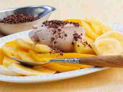Ananas-Mango-Salat mit Ingwer-Schokosahne